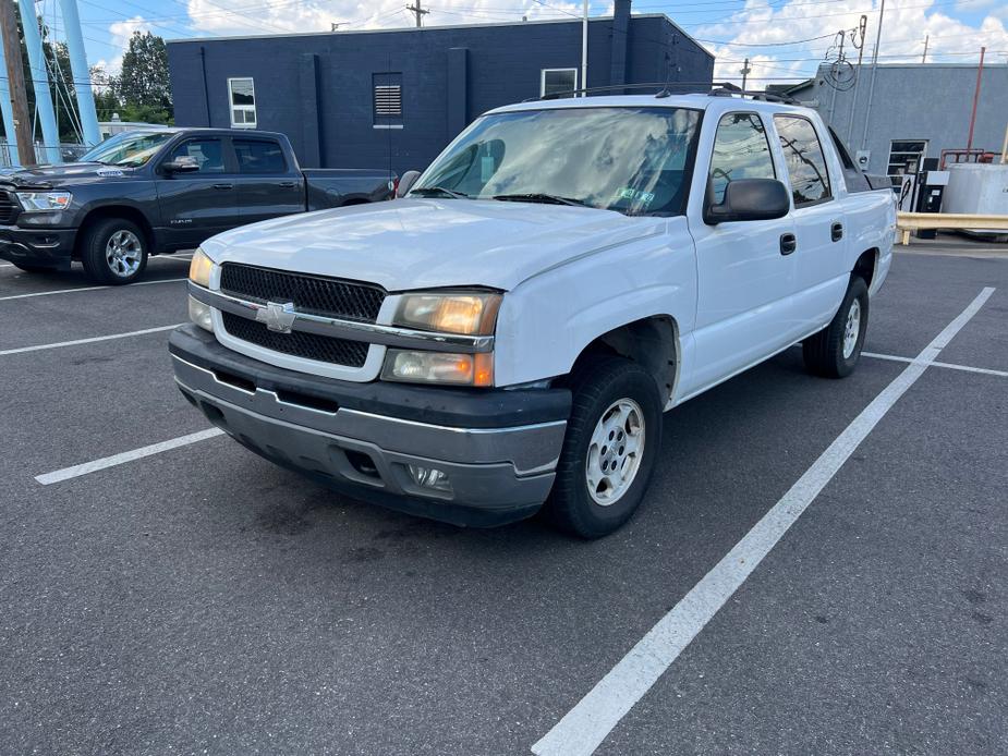 used 2005 Chevrolet Avalanche car, priced at $4,400