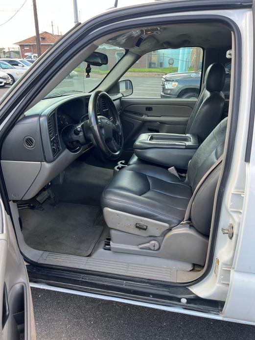 used 2005 Chevrolet Avalanche car, priced at $4,400