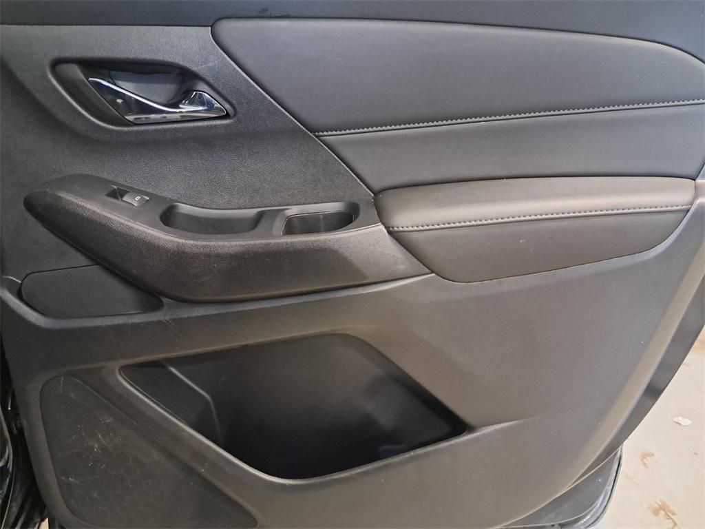 used 2022 Chevrolet Traverse car, priced at $27,475