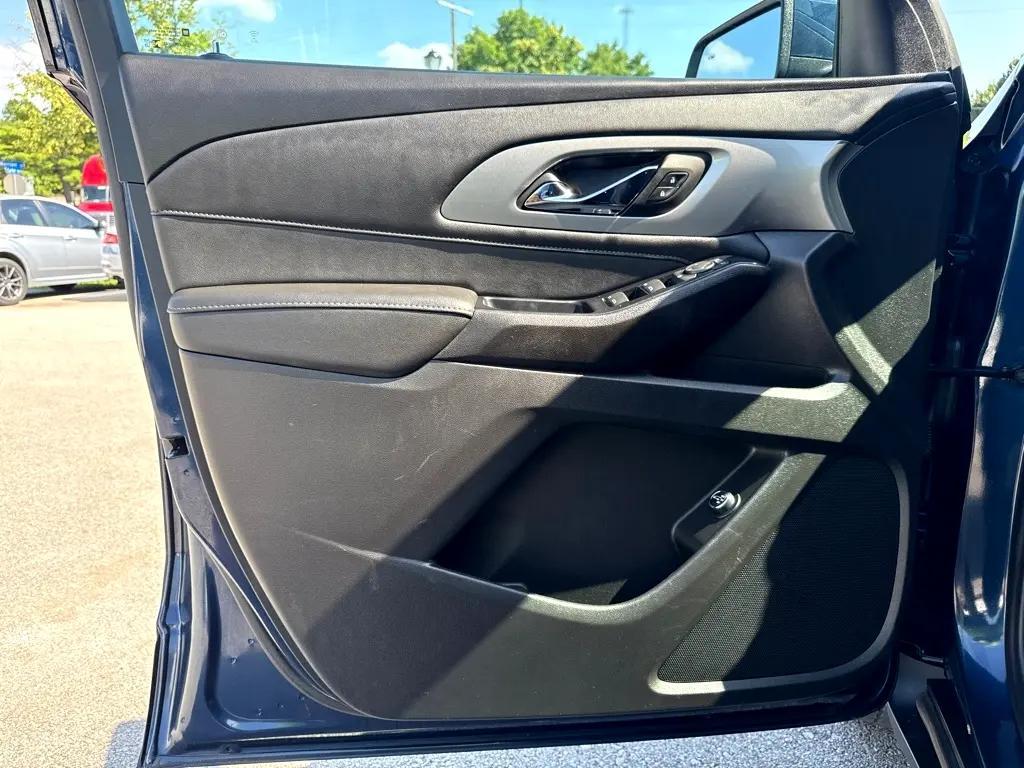 used 2023 Chevrolet Traverse car, priced at $24,998