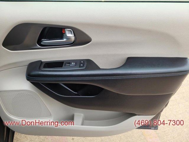 used 2021 Chrysler Pacifica Hybrid car, priced at $23,525