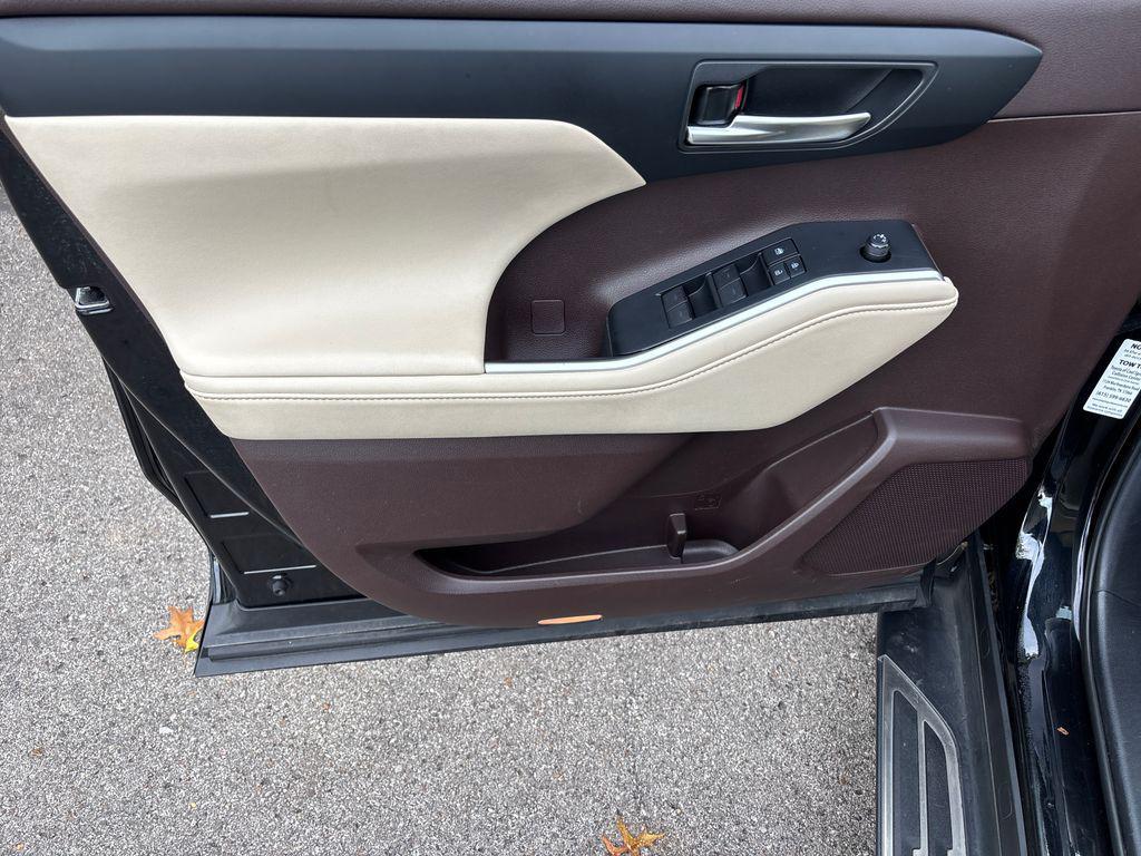 used 2020 Toyota Highlander car, priced at $26,378