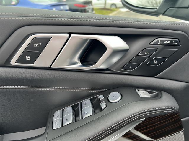 new 2025 BMW X7 car, priced at $91,105