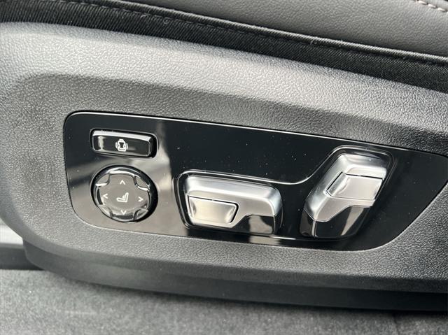 new 2025 BMW X7 car, priced at $91,105