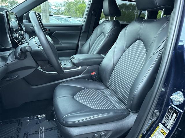 used 2022 Toyota Highlander car, priced at $32,998