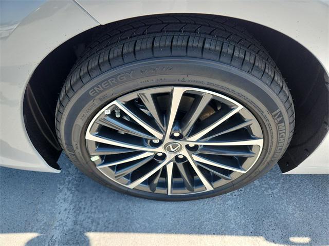 new 2025 Lexus ES 300h car, priced at $51,414