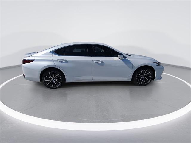 new 2025 Lexus ES 300h car, priced at $51,414