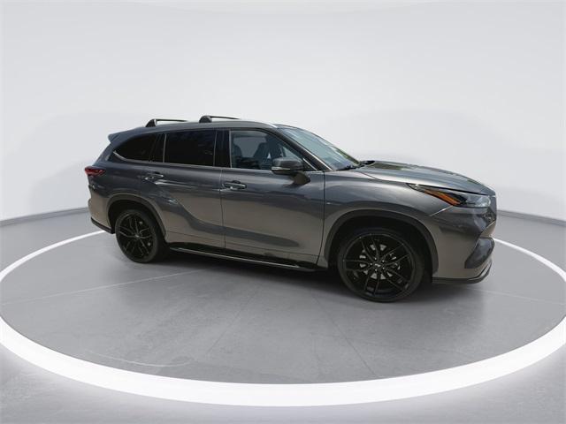 used 2022 Toyota Highlander car, priced at $32,898