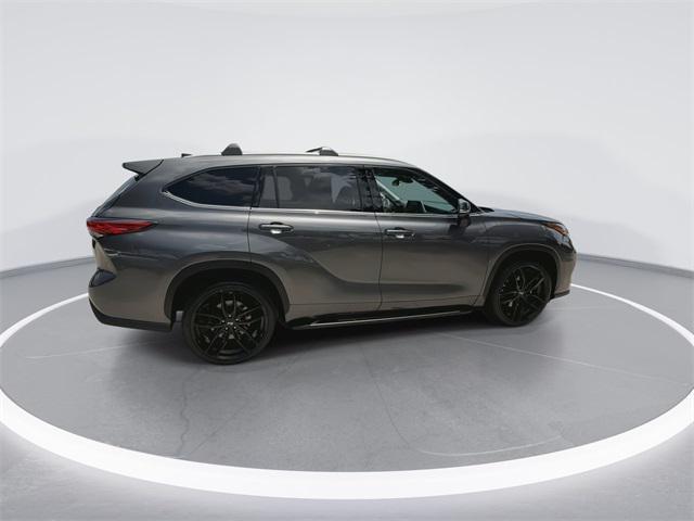used 2022 Toyota Highlander car, priced at $32,898