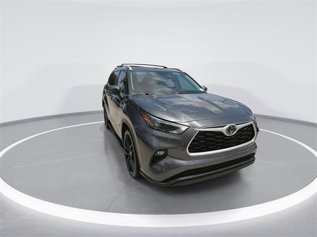 used 2022 Toyota Highlander car, priced at $32,898