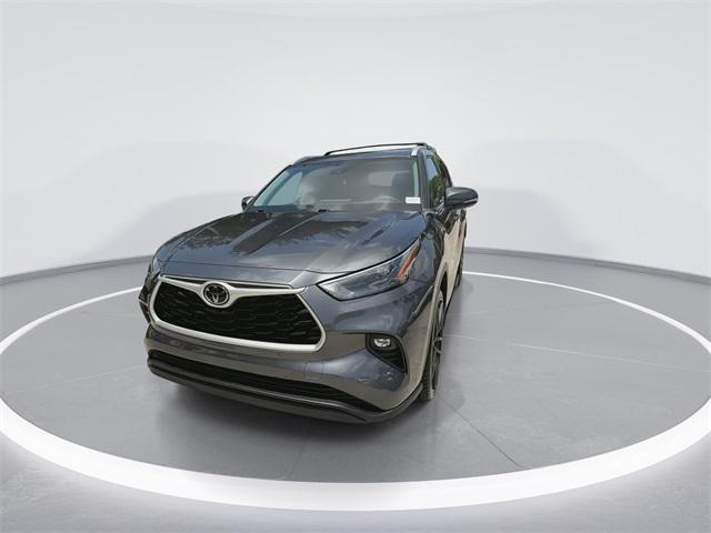 used 2022 Toyota Highlander car, priced at $32,898