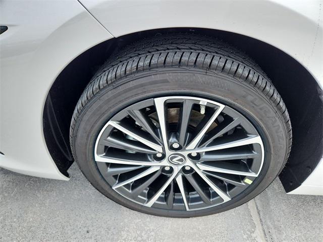 new 2025 Lexus ES 300h car, priced at $51,414
