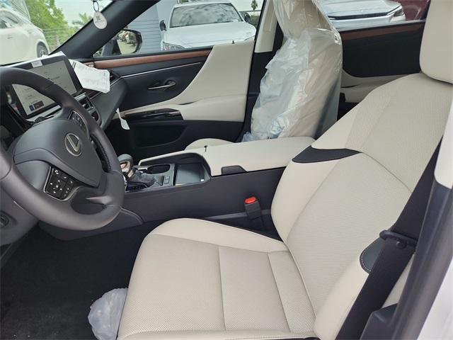 new 2025 Lexus ES 300h car, priced at $51,414