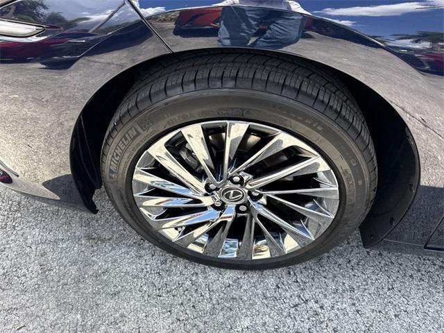 used 2025 Lexus ES 300h car, priced at $51,998