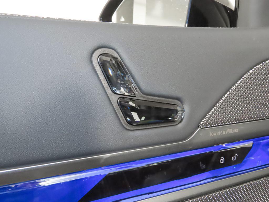 new 2025 BMW 760 car, priced at $132,225