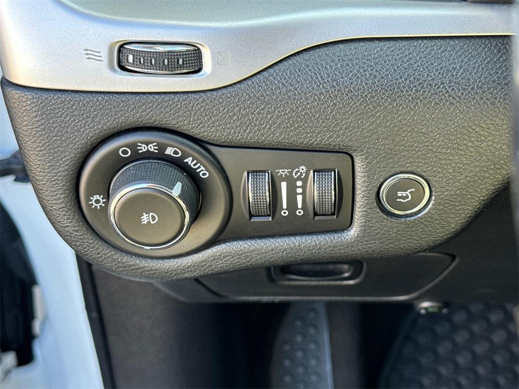 new 2015 Jeep Cherokee car, priced at $9,995