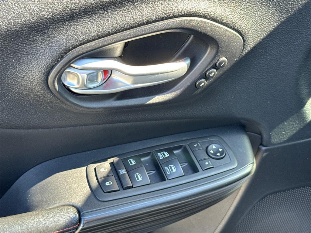 new 2015 Jeep Cherokee car, priced at $9,995