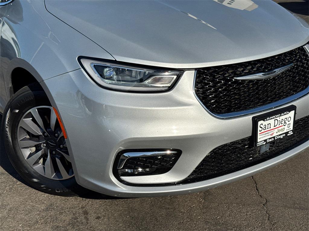 used 2024 Chrysler Pacifica Hybrid car, priced at $27,333