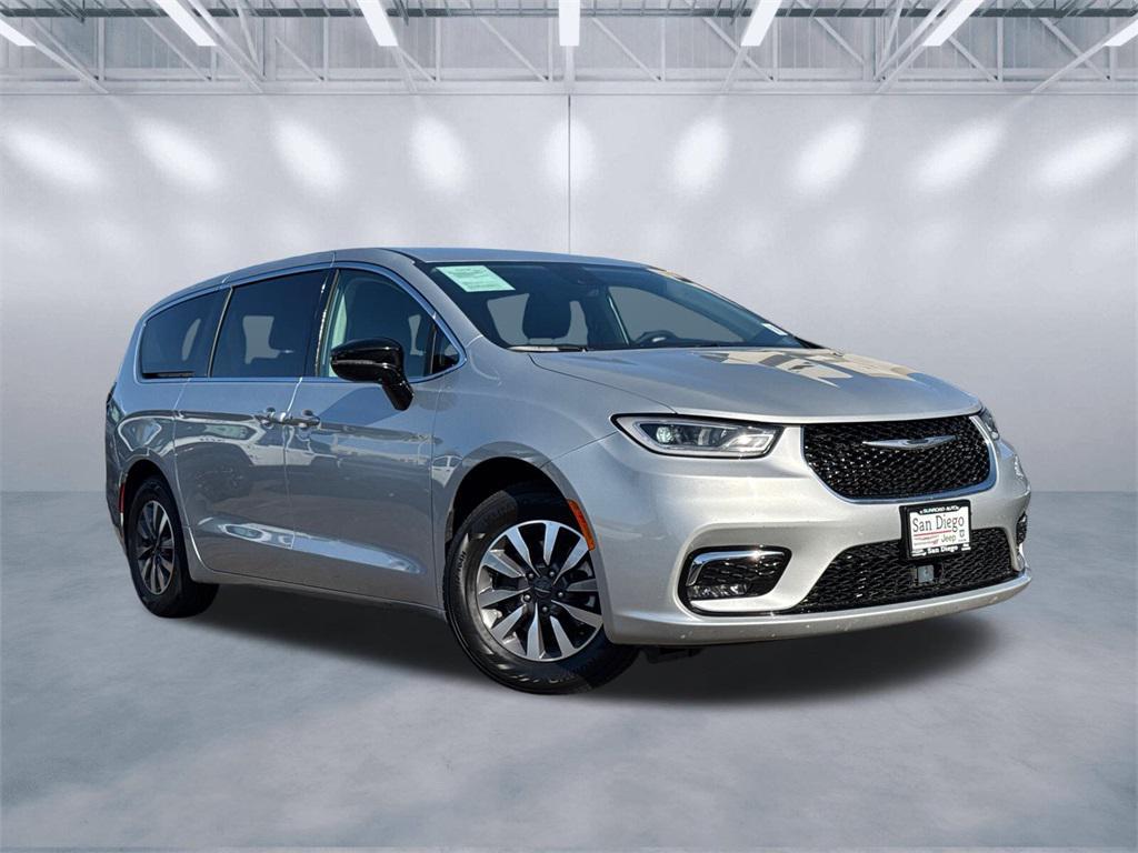 used 2024 Chrysler Pacifica Hybrid car, priced at $27,333