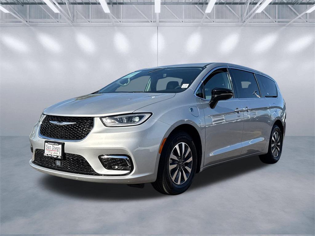 used 2024 Chrysler Pacifica Hybrid car, priced at $27,333