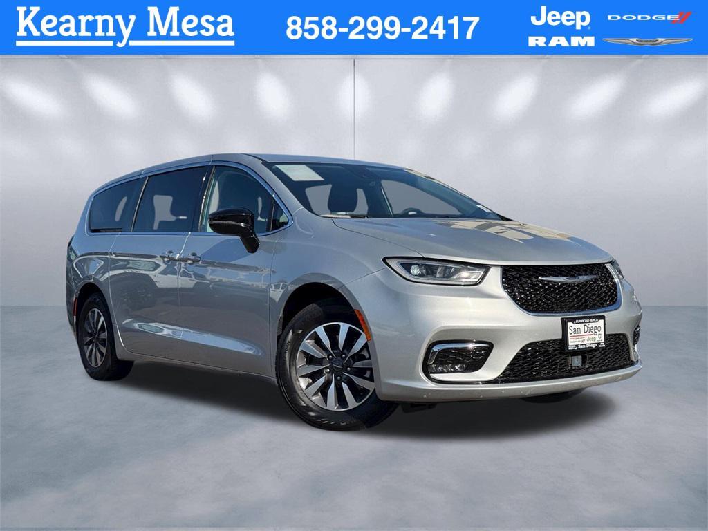 used 2024 Chrysler Pacifica Hybrid car, priced at $27,333