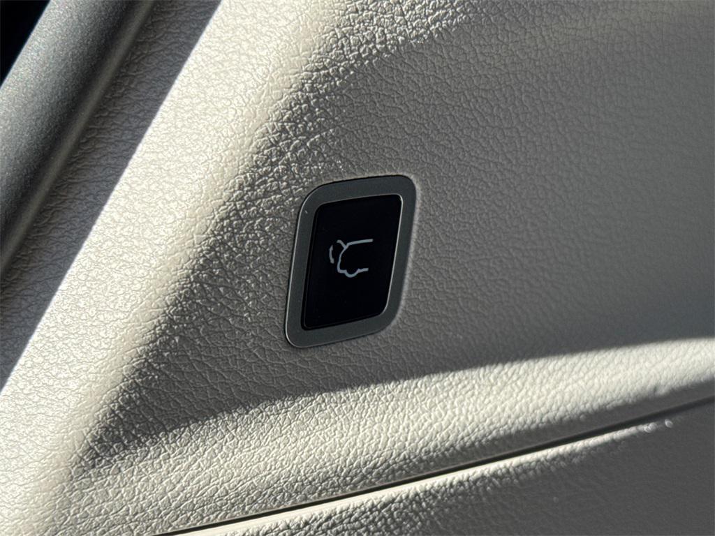 used 2024 Chrysler Pacifica Hybrid car, priced at $27,333