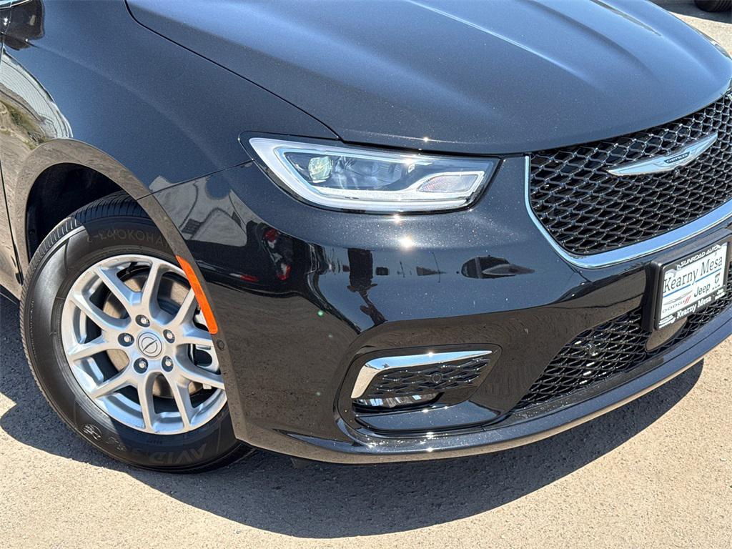 new 2025 Chrysler Pacifica car, priced at $42,370