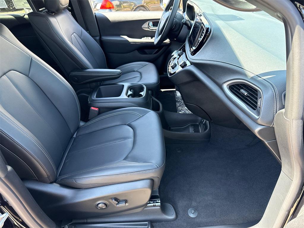 new 2025 Chrysler Pacifica car, priced at $42,370