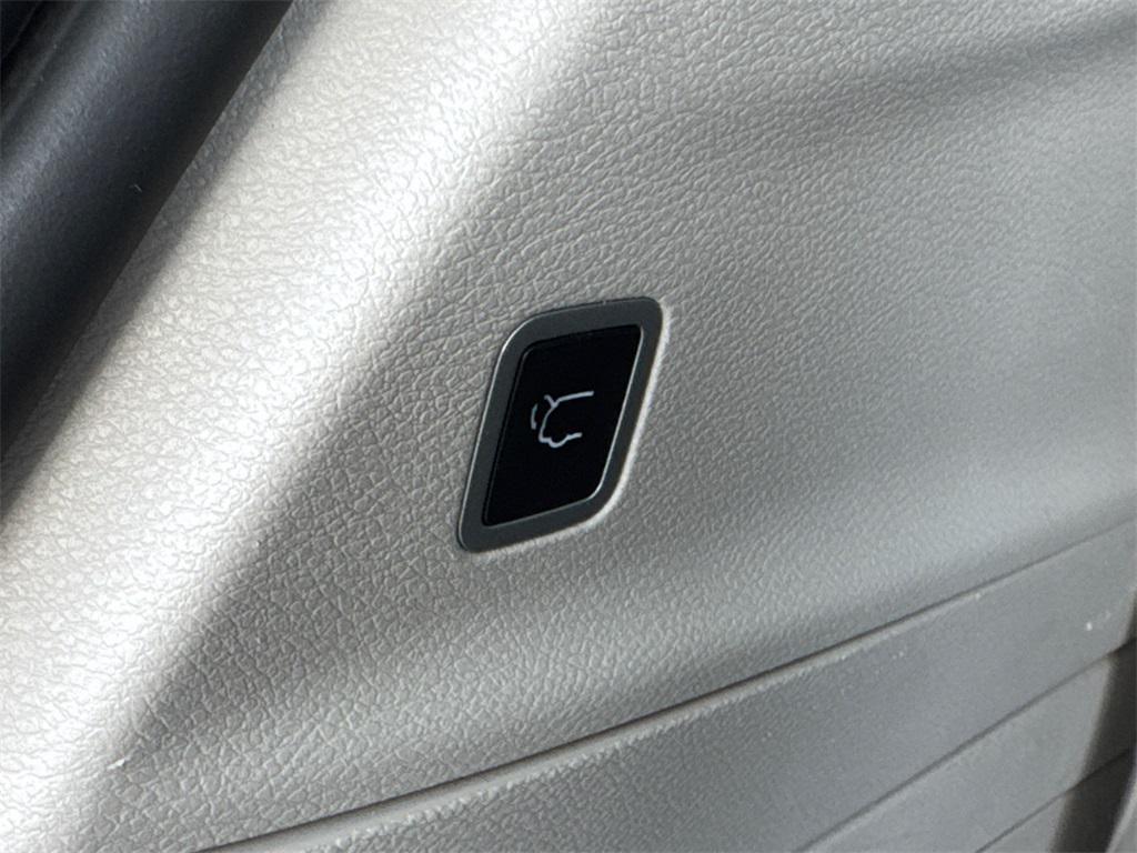 used 2024 Chrysler Pacifica Hybrid car, priced at $27,888