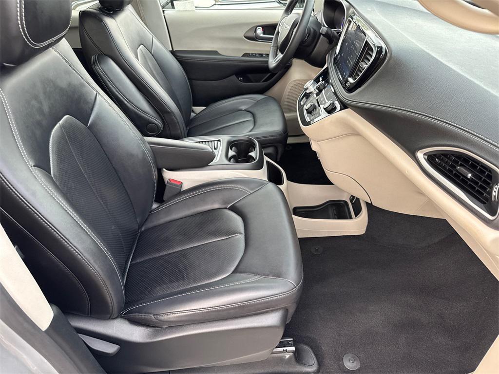 used 2024 Chrysler Pacifica Hybrid car, priced at $27,888