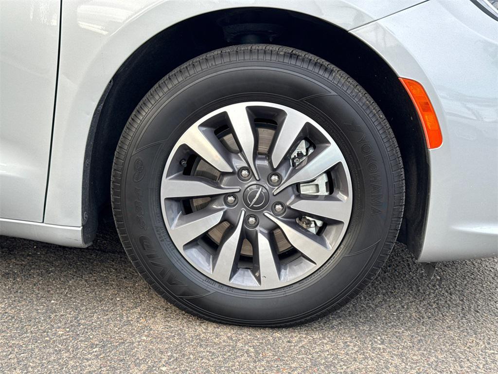 used 2024 Chrysler Pacifica Hybrid car, priced at $27,888