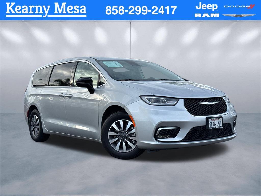 used 2024 Chrysler Pacifica Hybrid car, priced at $27,888
