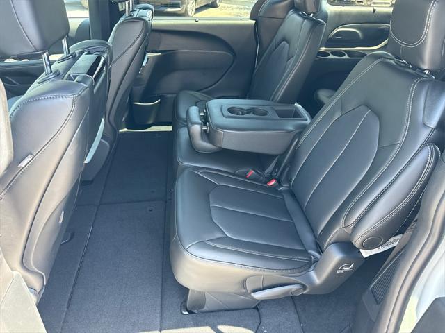 new 2025 Chrysler Pacifica car, priced at $47,677