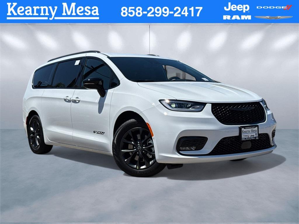 new 2025 Chrysler Pacifica car, priced at $48,795