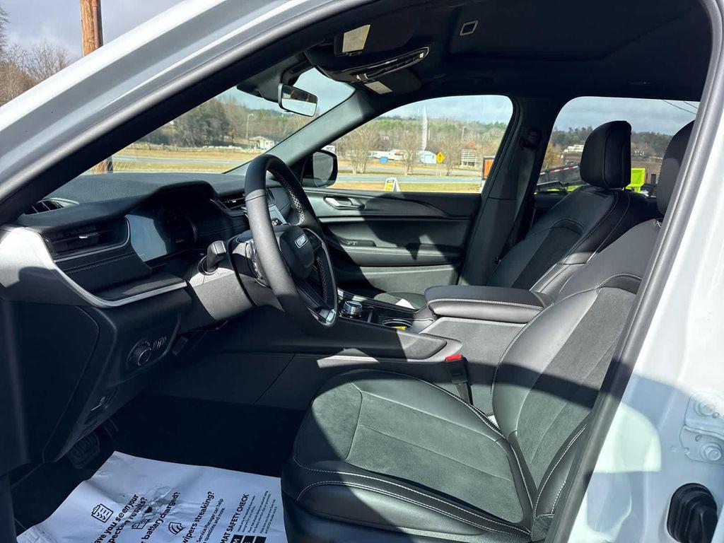 new 2025 Jeep Grand Cherokee car, priced at $45,987