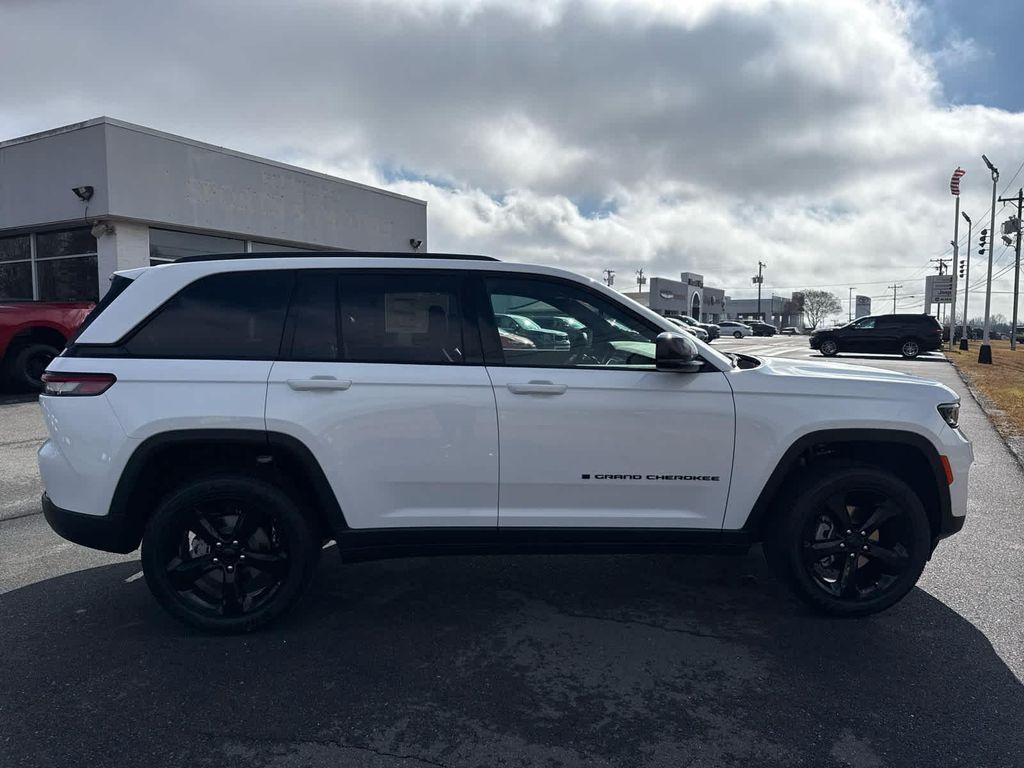 new 2025 Jeep Grand Cherokee car, priced at $45,987