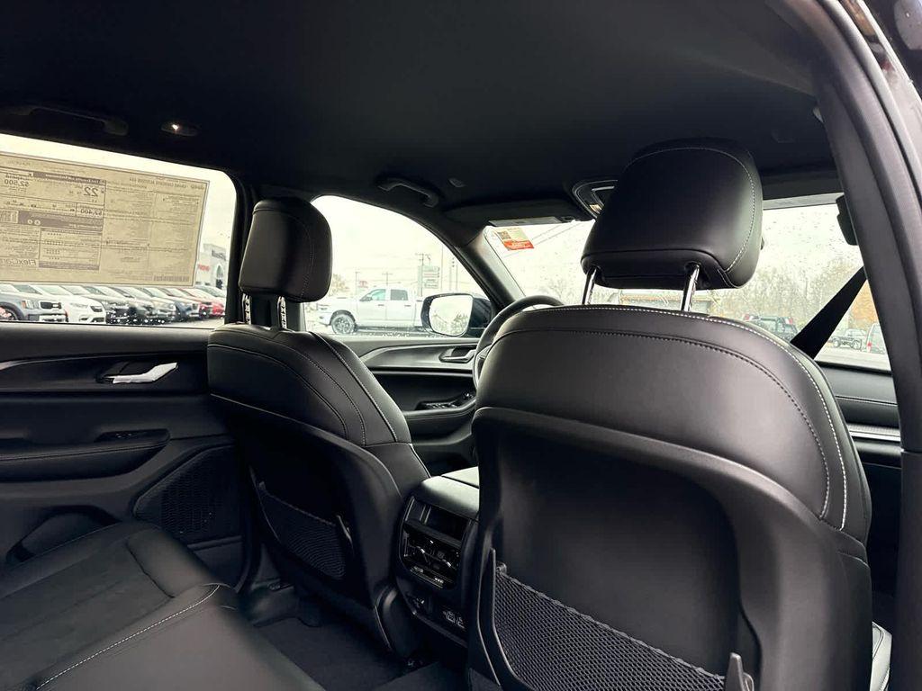 new 2025 Jeep Grand Cherokee car, priced at $45,797