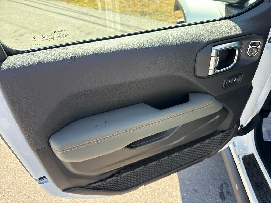 new 2025 Jeep Gladiator car, priced at $60,397