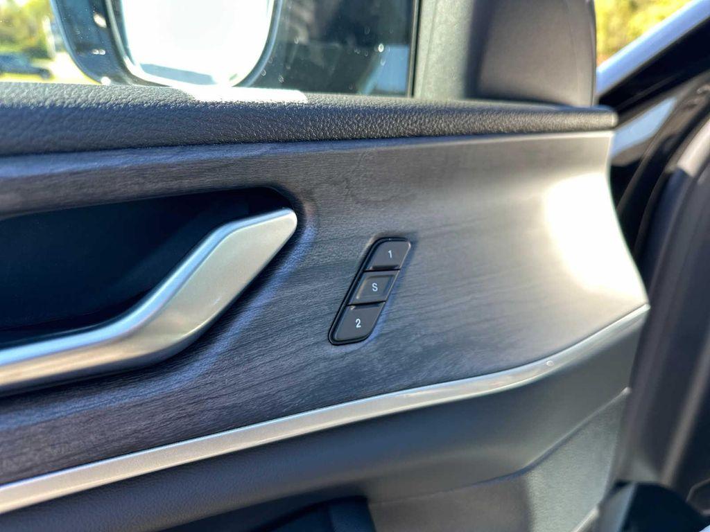 new 2025 Jeep Grand Cherokee car, priced at $49,987