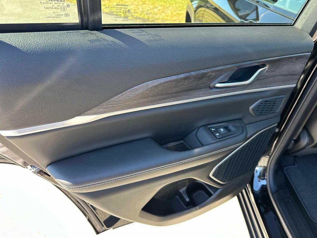new 2025 Jeep Grand Cherokee car, priced at $49,987