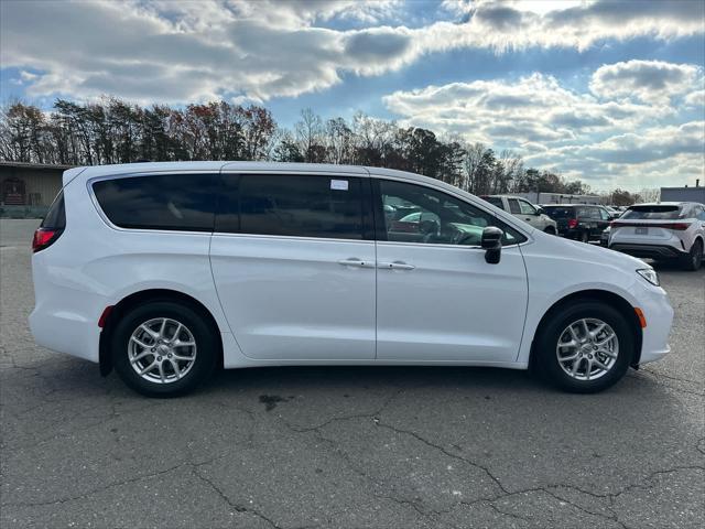 new 2025 Chrysler Pacifica car, priced at $44,679