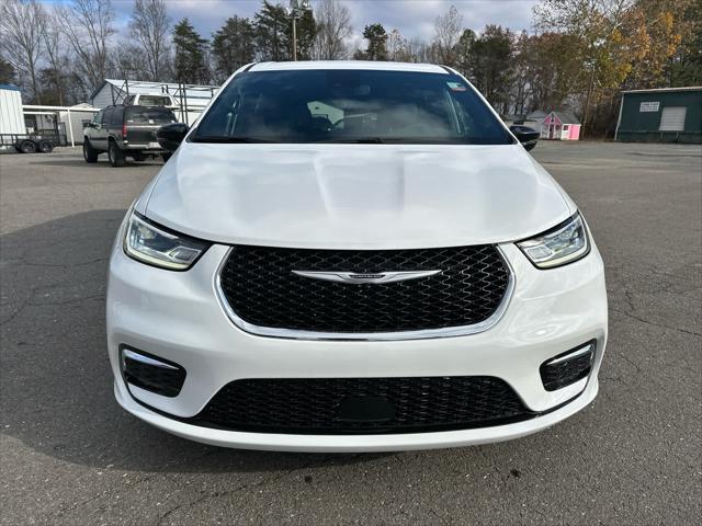 new 2025 Chrysler Pacifica car, priced at $44,679