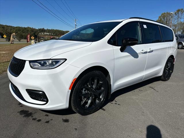 new 2025 Chrysler Pacifica car, priced at $51,114