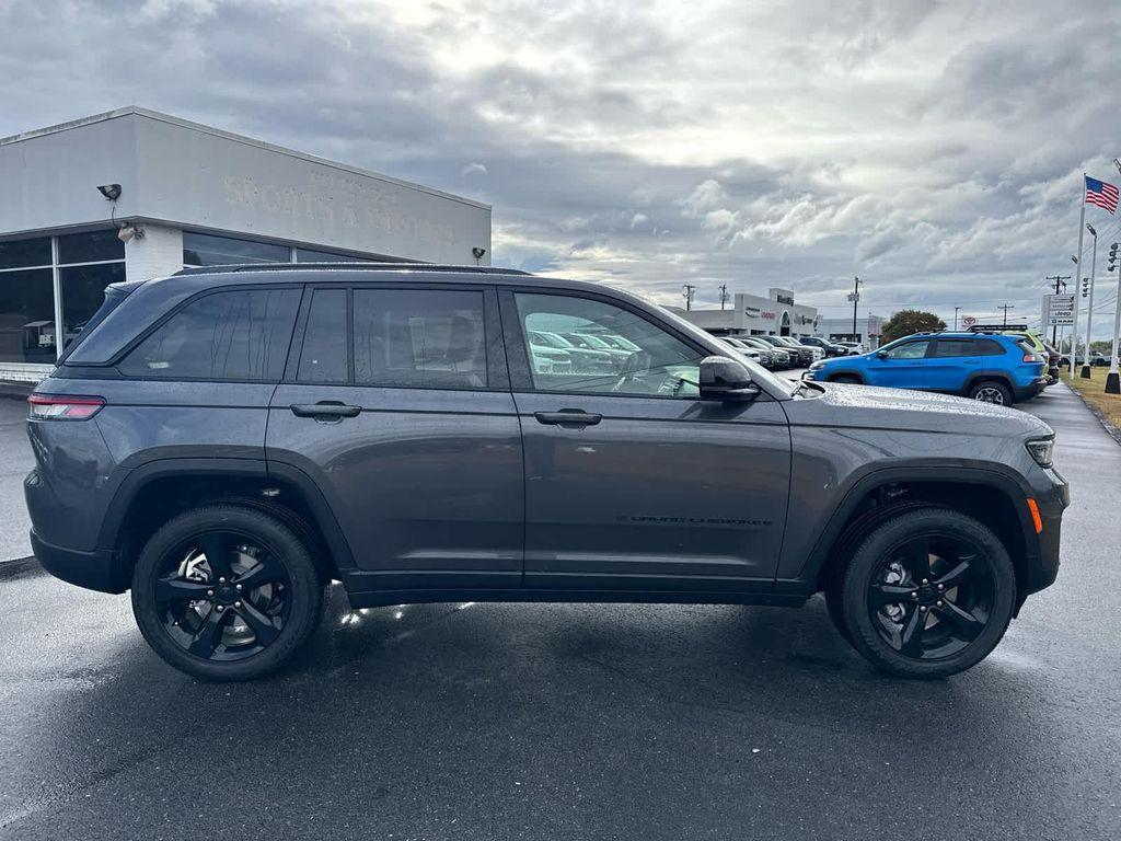 new 2025 Jeep Grand Cherokee car, priced at $45,897