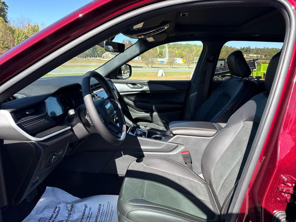 new 2025 Jeep Grand Cherokee car, priced at $45,897