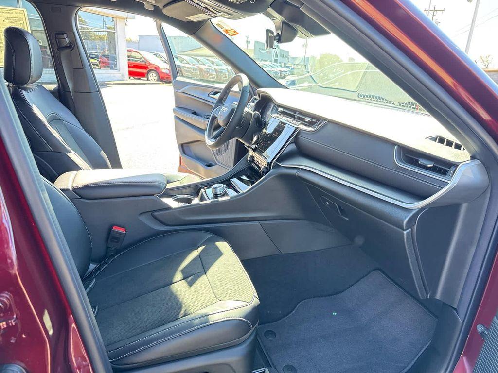 new 2025 Jeep Grand Cherokee car, priced at $45,897