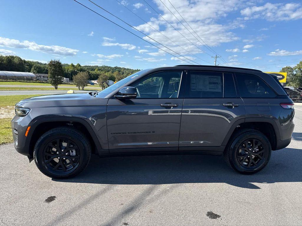 new 2025 Jeep Grand Cherokee car, priced at $42,987