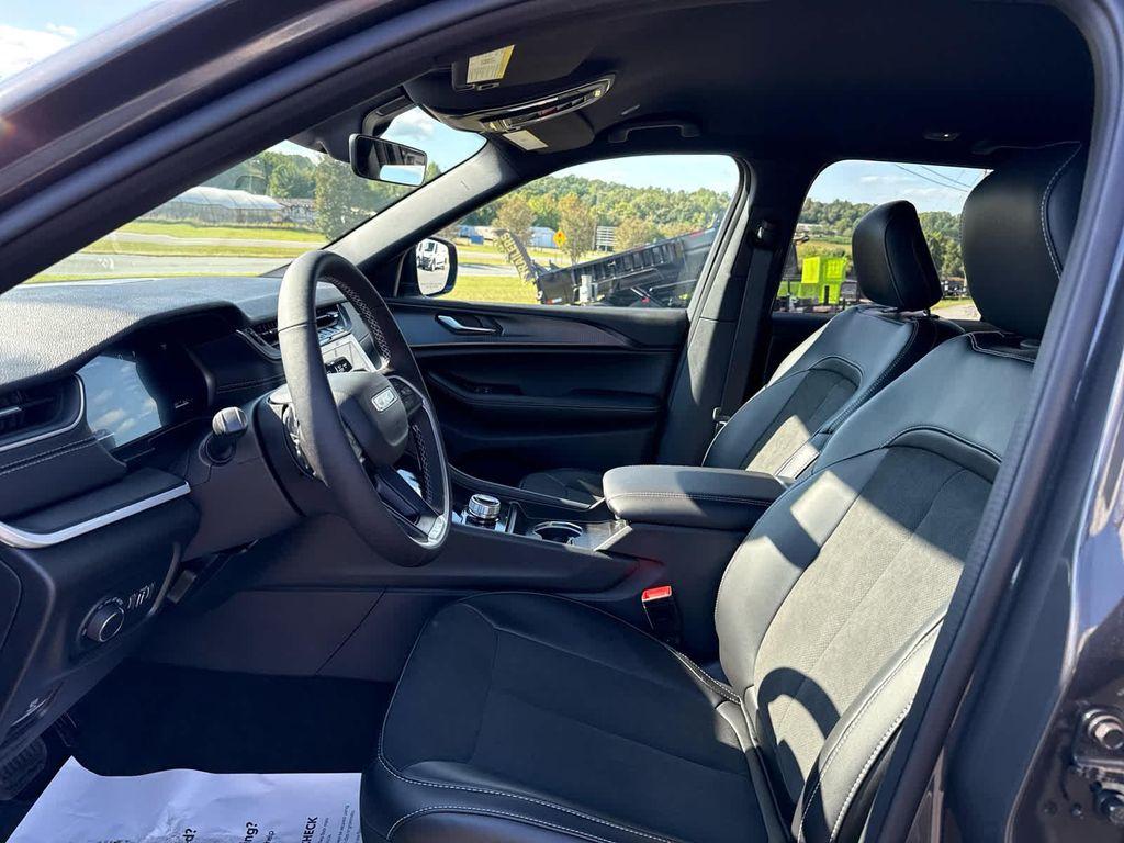 new 2025 Jeep Grand Cherokee car, priced at $42,987