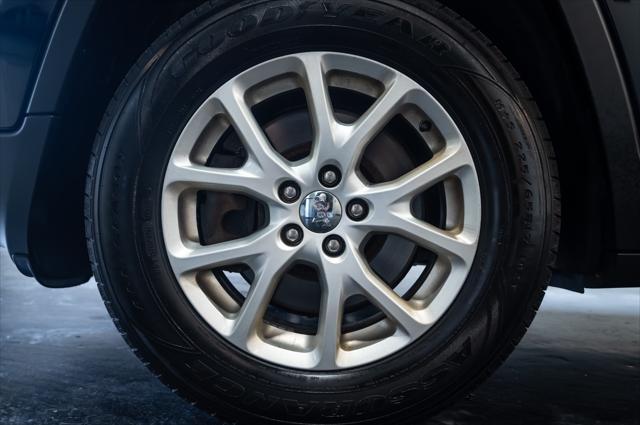used 2015 Jeep Cherokee car, priced at $10,800