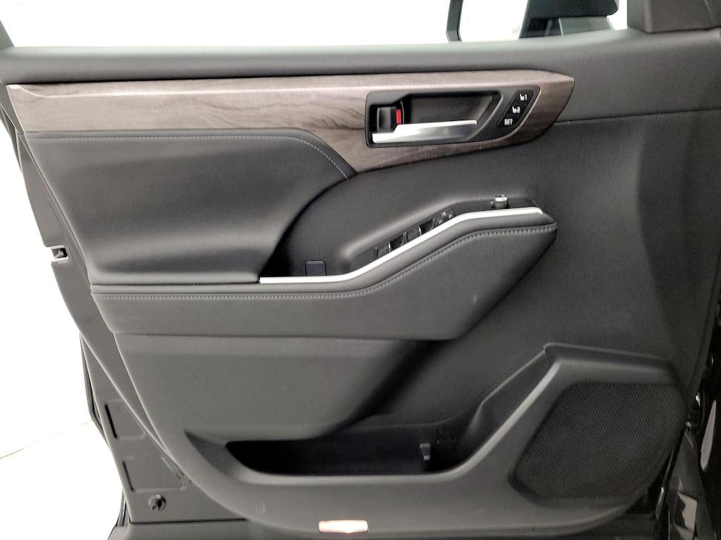 used 2023 Toyota Highlander Hybrid car, priced at $52,998
